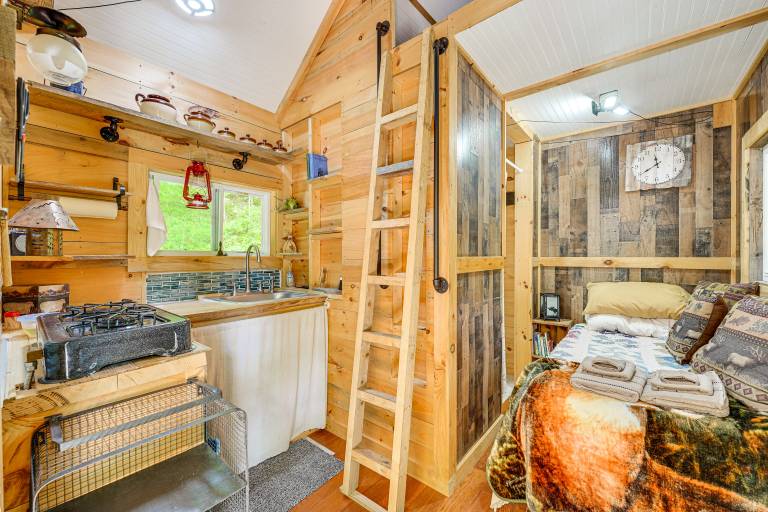 Solar-Powered Brandon Studio Cabin: Hiking Access — photo 4