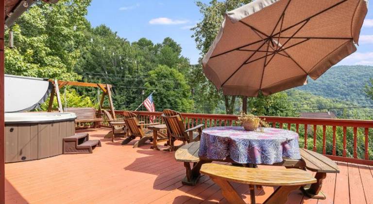 Spacious vacation home with jacuzzi | Pets are welcome — photo 5
