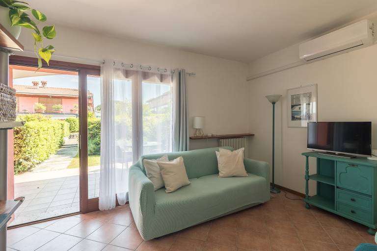 Holiday apartment with pool & patio — photo 4