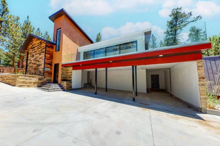 Child-friendly chalet with pool, grill & patio | Mountain view | Pet-friendly — photo 2