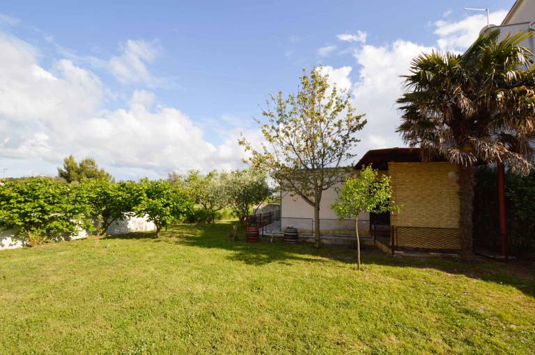 House with terrace, yard & barbecue — photo 2