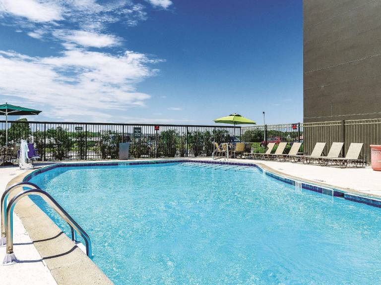 La Quinta Inn & Suites by Wyndham Warwick Providence Airport — photo 2