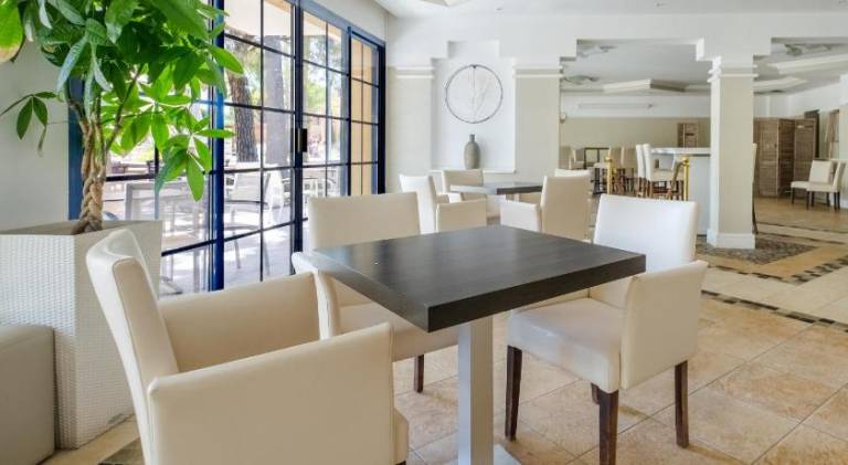 Beautiful holiday apartment with patio, pool & yard | Dogs allowed — photo 3