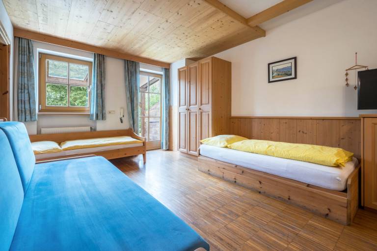 Family-friendly rental apartment with garden, hot tub & sauna | River view | Suitable for remote work | Pets are welcome in Terento