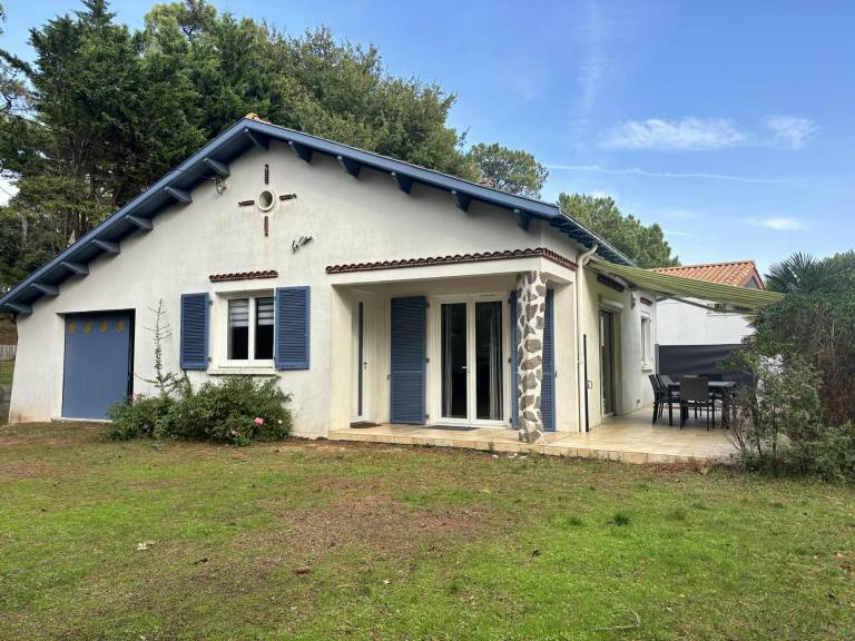 Holiday Home Under the Pines for 9 People in La Tranche-sur-Mer, La Grière in La Tranche-sur-Mer