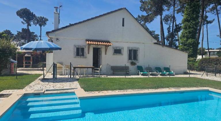 Fully equipped house with private pool, yard & terrace | Dogs allowed in Setubal