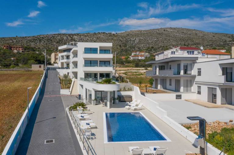 Fully equipped spacious apartment with garden, terrace & heated pool | Suitable for remote work | Pets allowed in Seget