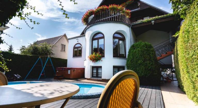 Serviced apartment with barbeque, pool & patio — photo 5