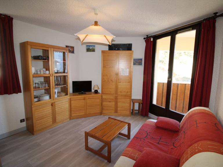 Refurbished studio cabin for 4 at ski slopes, near shops, ESF and sledging — photo 2