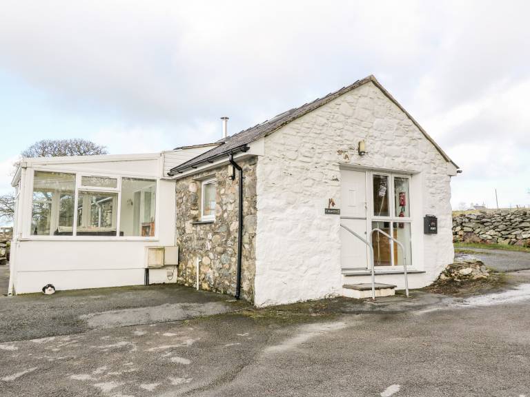 Children-friendly charming cottage with yard | Pets are welcome — photo 2