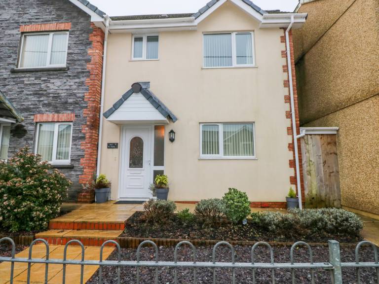 Cottage with yard in Neath