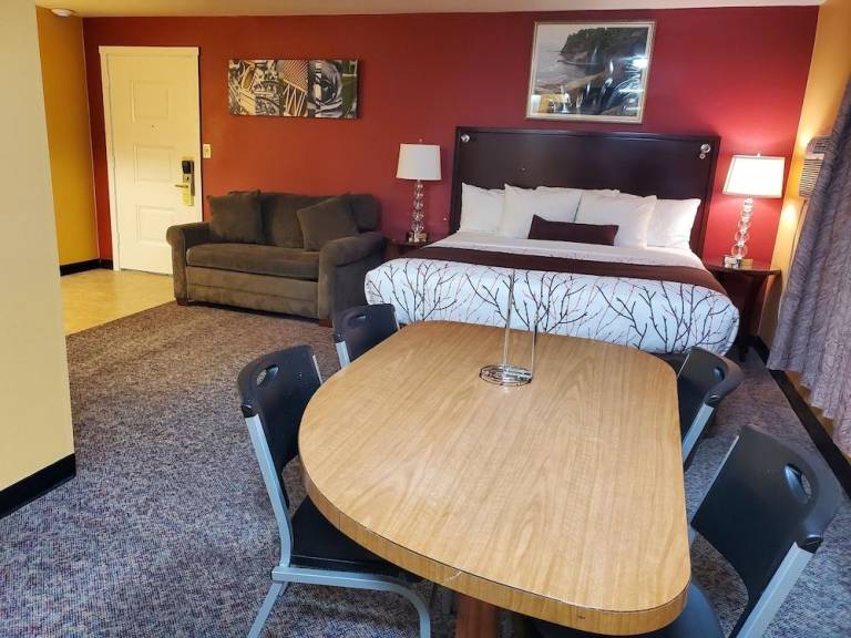 Olympic Inn & Suites — photo 4