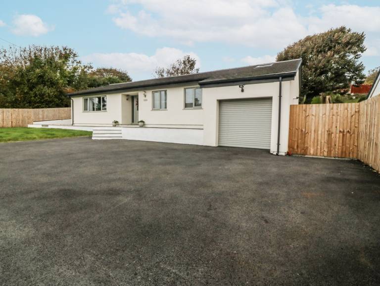 Cottage with yard | Beach view in Holyhead