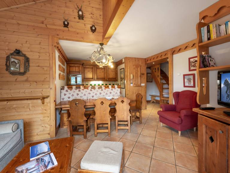 Bright duplex with pool access and pets allowed — photo 4