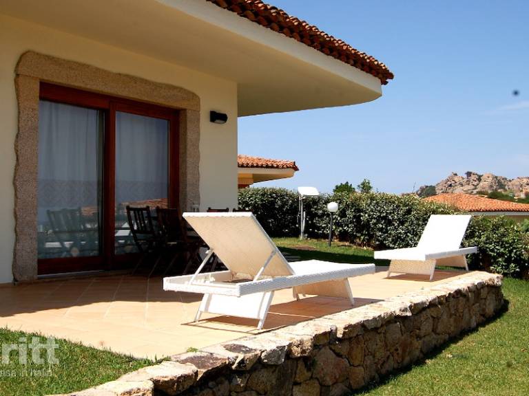 Vacation home with terrace, barbecue & garden in Palau