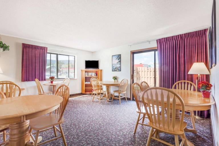Super 8 by Wyndham Livingston Yellowstone — photo 2