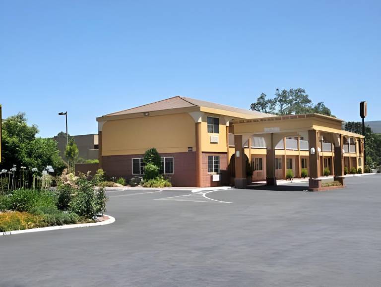 The Orchard Hotel Ukiah Wine Country Free Breakfast, Pool, & Hot Tub in Ukiah, CA