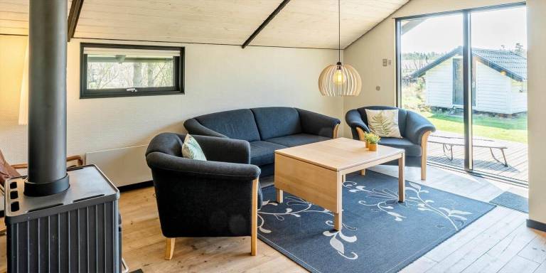 Vacation home with BBQ & patio — photo 3