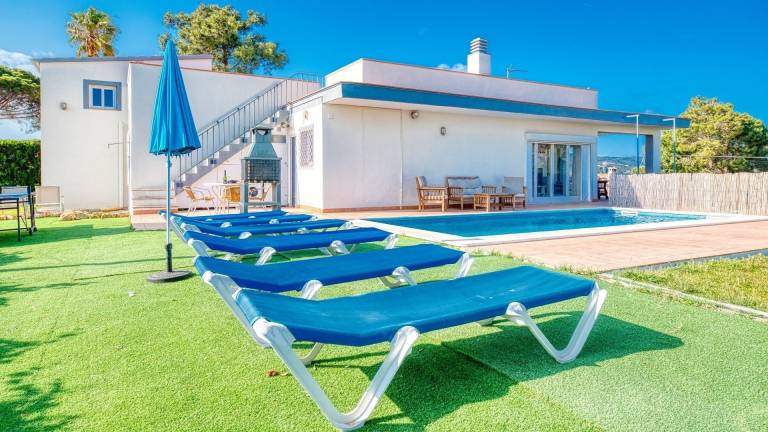 Villa with private pool, garden & barbeque | Garden view — photo 3