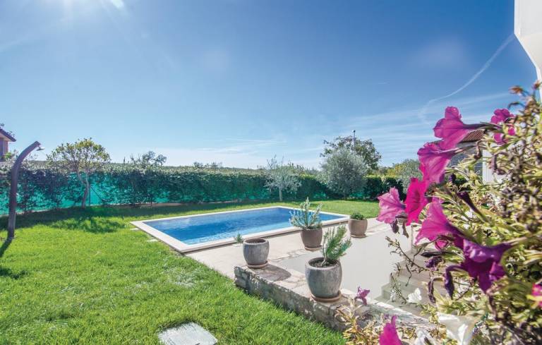 Fully equipped charming villa with terrace, private pool & BBQ | Pet-friendly — photo 3