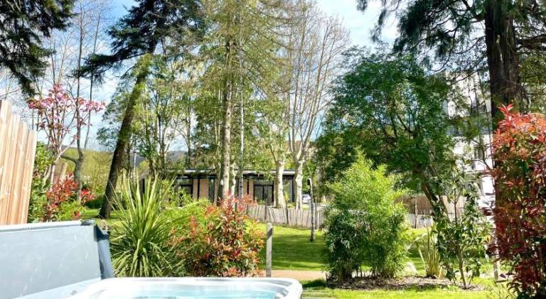 Apartment with barbecue, yard & pool — photo 4