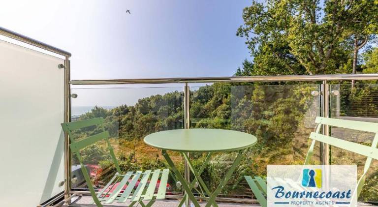 UNDERCLIFF APARTMENT by BOURNECOAST - A Seafront Flat with Sea Views, Balcony and Parking - Next to — photo 5
