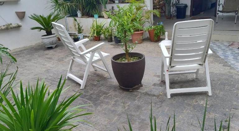 Holiday apartment with barbecue & yard — photo 5