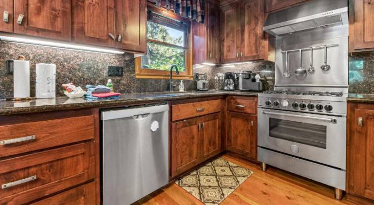 Stillwater Cove Lakefront - Breathtaking views, charming vintage cabin, woodsy interior! Boat Dock! — photo 4