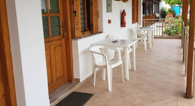 Serviced apartment with yard & terrace — photo 4