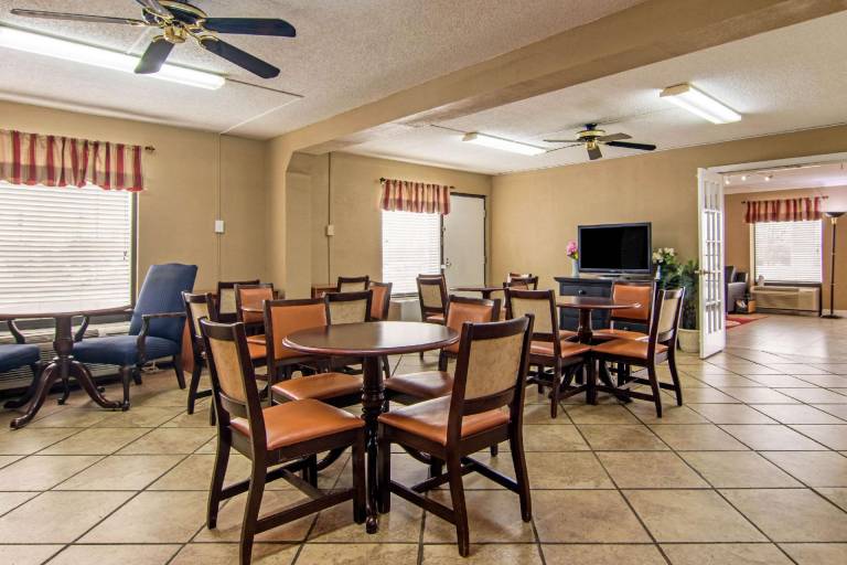 Econo Lodge Madison Airport — photo 3