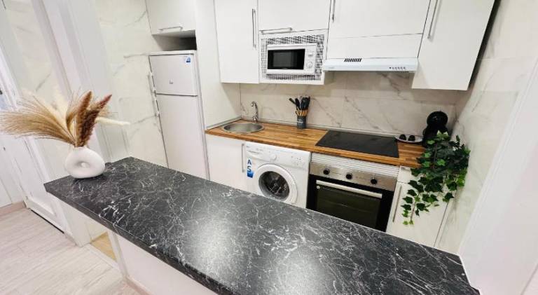 Fully equipped charming rental apartment with patio | Close to Cathedral-Basilica of Our Lady of the Pillar | Pets are welcome — photo 4