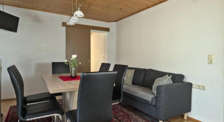 Rental apartment with yard, barbeque & patio — photo 5