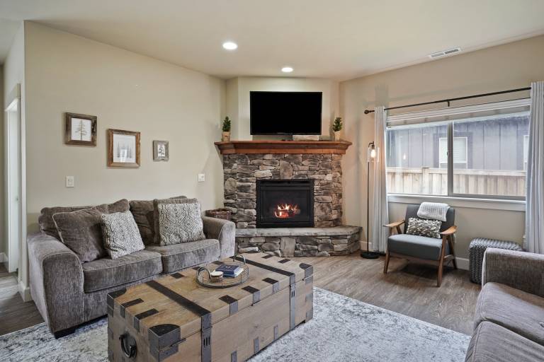 Geary Getaway - Central Location, Private Hot Tub, Fenced Yard, AC — photo 4