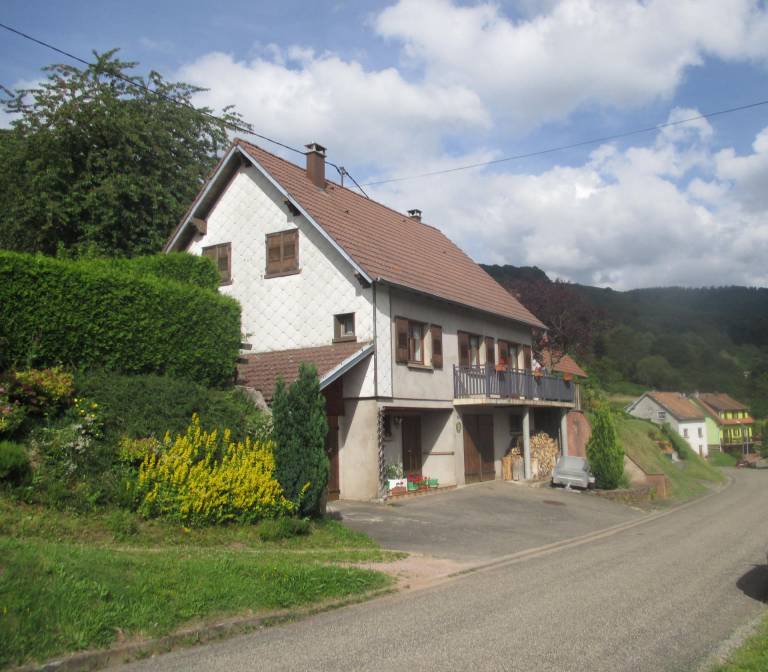 Ferienhaus mitten im Dorfkern in ruhiger Lage mit Balkon, Garten und Blick auf das umliegende grüne Tal