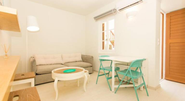 Villa with pool, patio & yard — photo 4