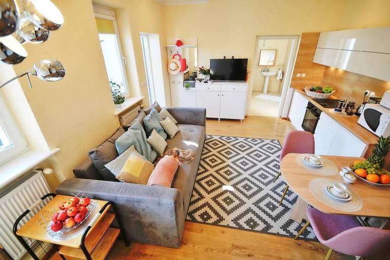 Apartment with BBQ, yard & patio — photo 5