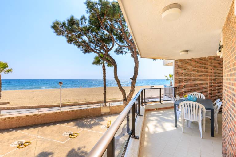 Apartment with yard & patio | Beach nearby | Dogs allowed — photo 2