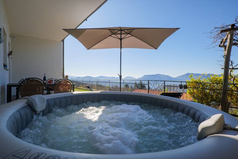Rental apartment with patio, yard & hot tub | Garden view — photo 3