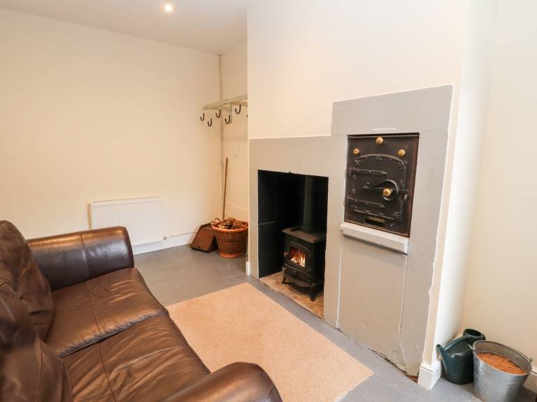 Cottage with yard — photo 5