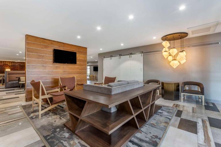 Windmill Suites Surprise - Phoenix, an Ascend Collection Hotel — photo 2