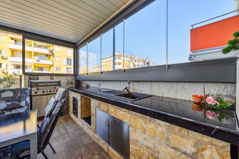 Rental apartment with BBQ, patio & yard — photo 5