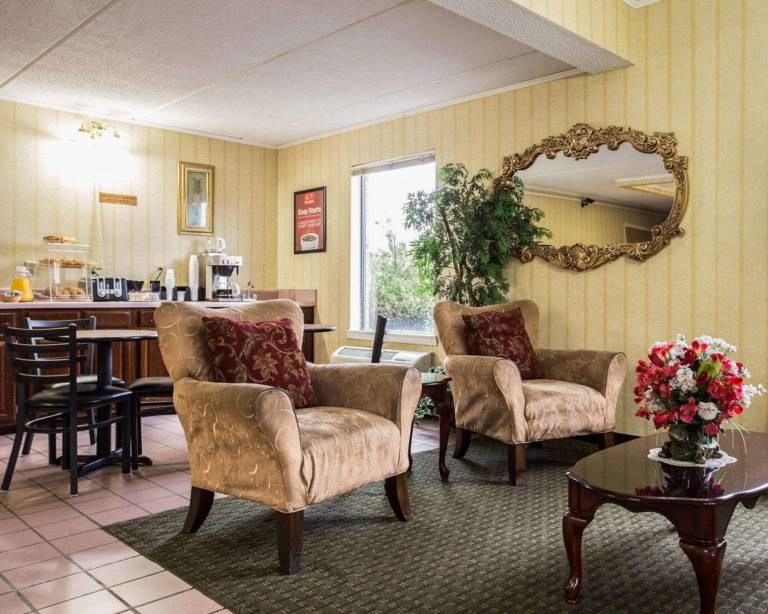 Econo Lodge Inn & Suites — photo 2