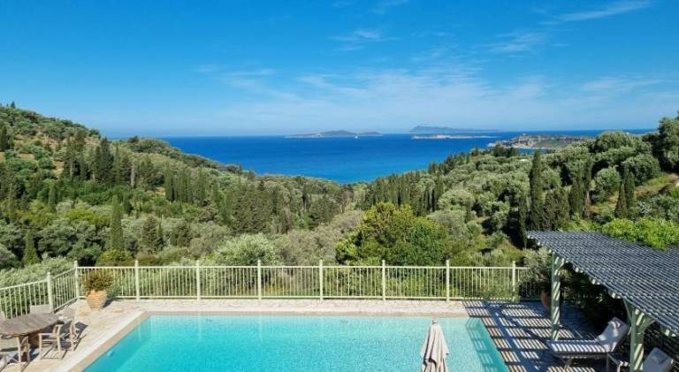 Villa with yard, private pool & BBQ in Corfu