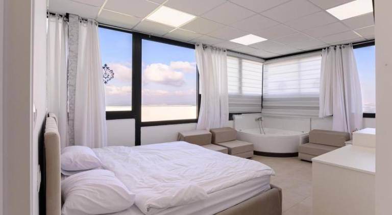 Rental apartment with pool in Haifa