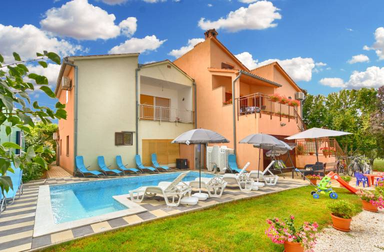 Rental apartment with heated pool, BBQ & terrace in Pula