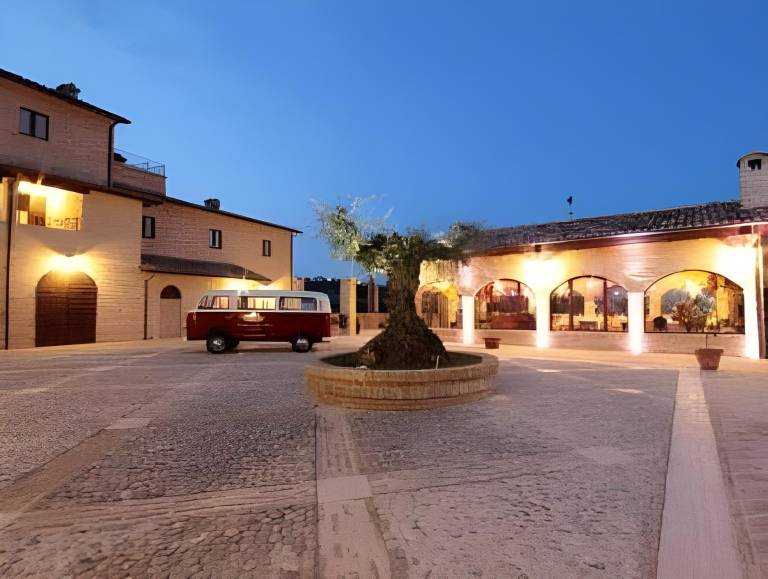 Vacation home with yard, pool & patio in Acquaviva Picena