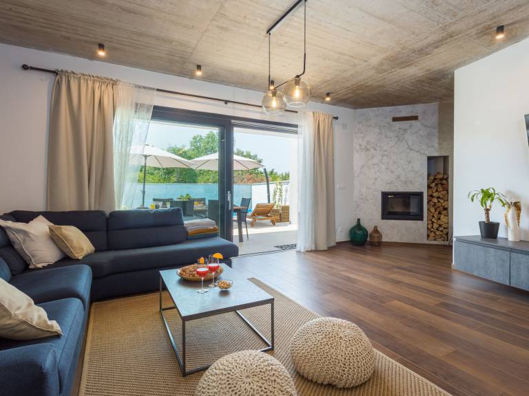House with BBQ, jacuzzi & patio — photo 3