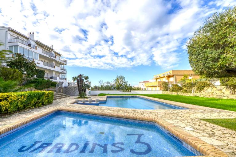 Holiday apartment with yard, pool & patio in Roses