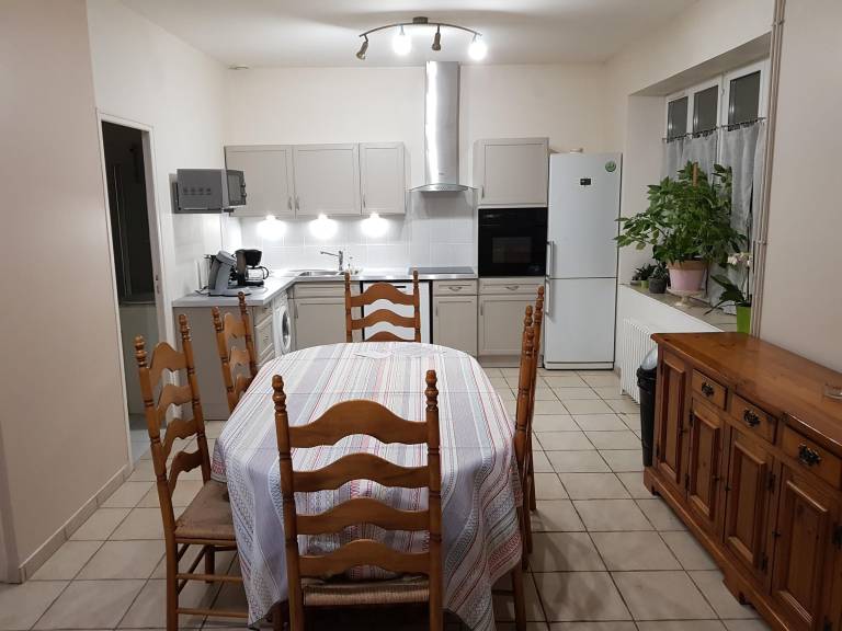 Apartment with barbeque & yard — photo 3