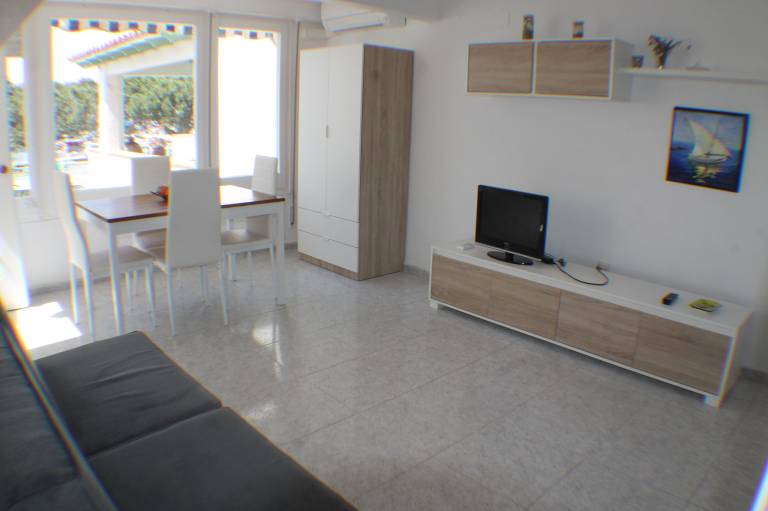 Family-friendly rental apartment with patio & yard | Close to the beach | Pet-friendly — photo 5